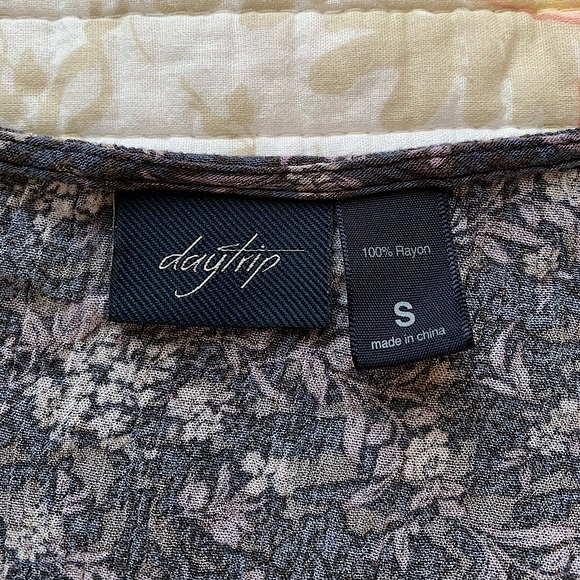 Daytrip Women’s Navy Lavendar Floral Crop V Neck Blouse Size Small - Picture 4 of 4